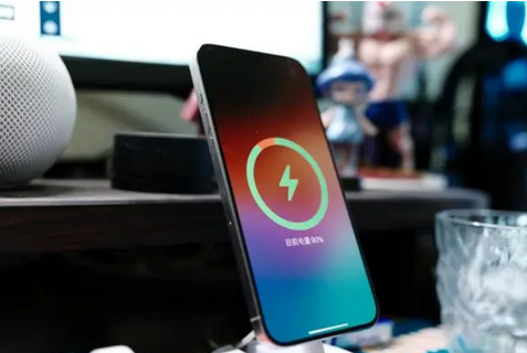 冠县苹果15换屏服务分享用什么充电器给iPhone15充电更好 